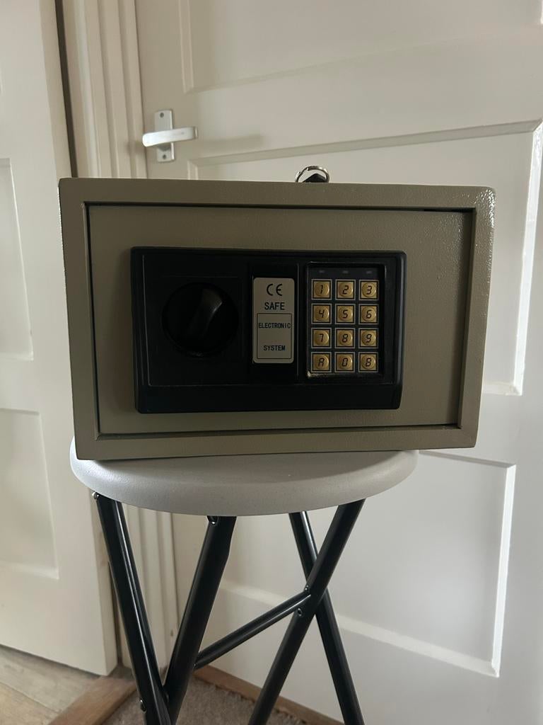 Compacte kluis met elektronisch slot, Ophalen of Verzenden, Gebruikt, Brandkast