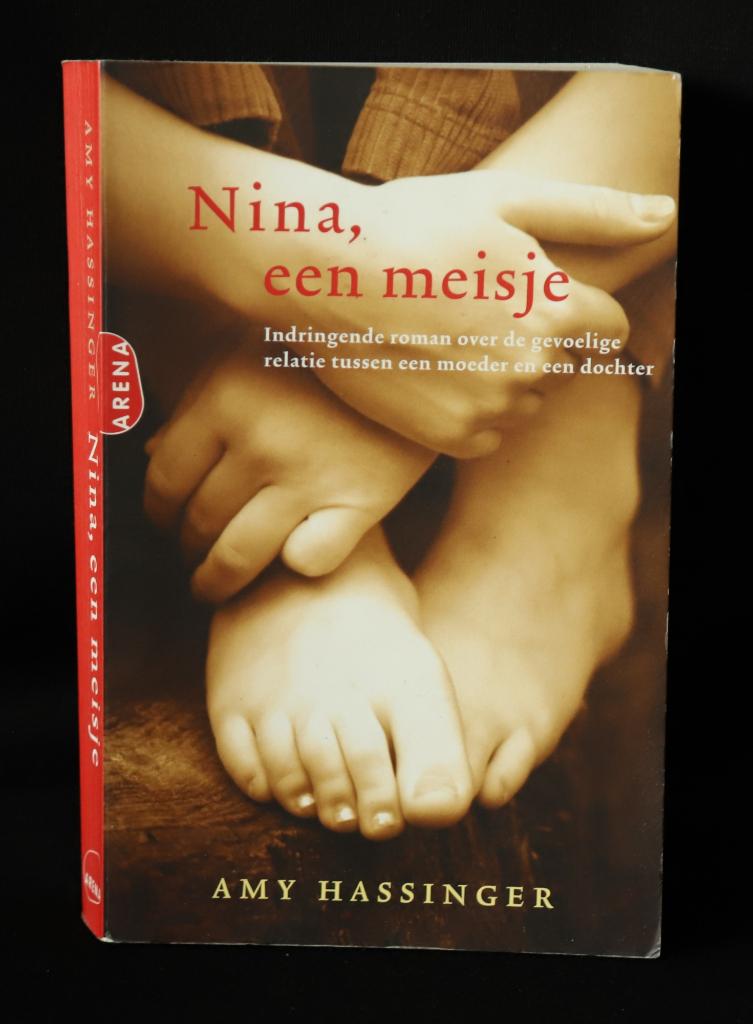 Amy Hassinger, Nina, een meisje, Ophalen of Verzenden, Gelezen, Amy Hassinger