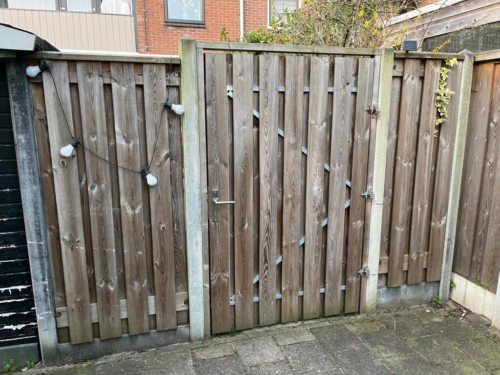 Houten schutting met poort en 4 betonpalen (319cm)€ 300,00, Tuin en Terras, Ophalen of Verzenden, 3 tot 6 meter, Hout, 1 tot 2 meter