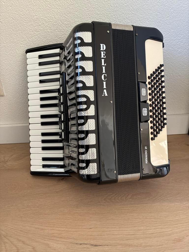 Delicia Arnaldo 23 Toetsaccordeon - Zo goed als nieuw, Ophalen, 72-bas, Met koffer, Toetsaccordeon
