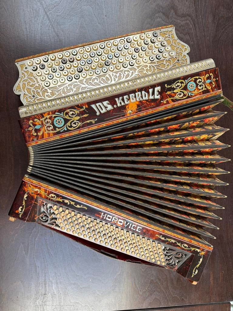 Jos. Kebrdle Horovice accordeon, Gebruikt, Met riemen, Overige formaten, Knopaccordeon