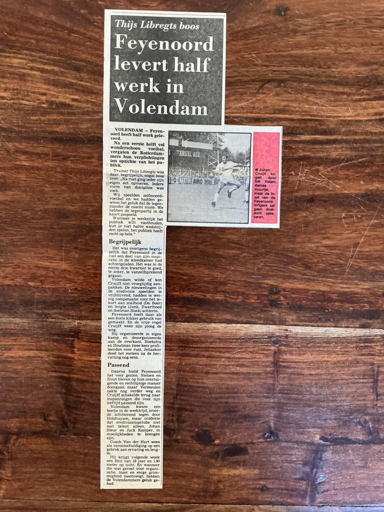 Voetbal krantenartikel Volendam Feyenoord aug 1983 Cruijff, Ophalen of Verzenden, 1920 tot 1940, Knipsel(s)