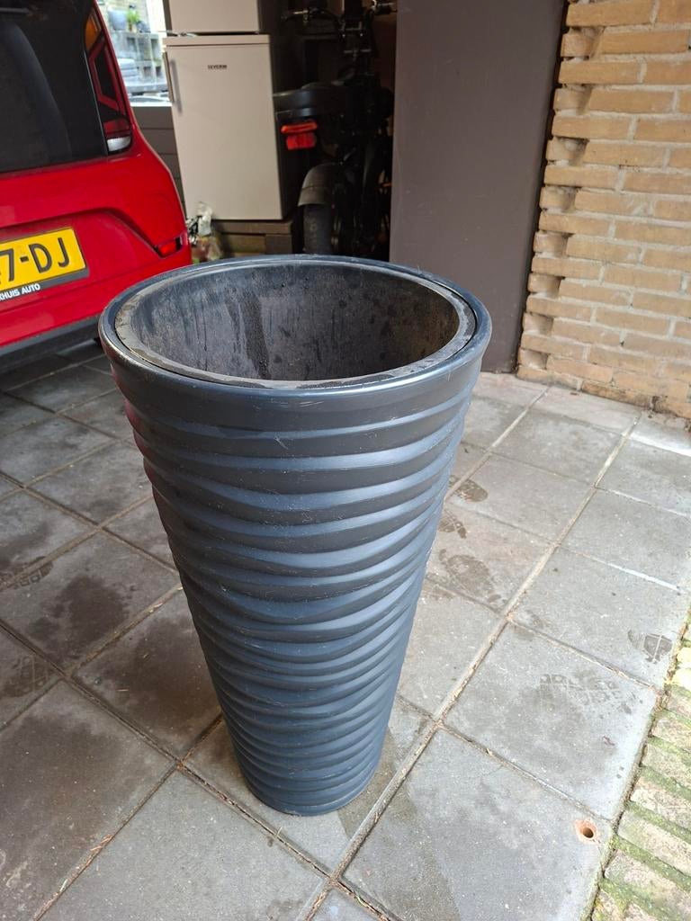 Te koop zwarte bloempot zie foto"s, Kunststof, Rond, Zo goed als nieuw, Balkon