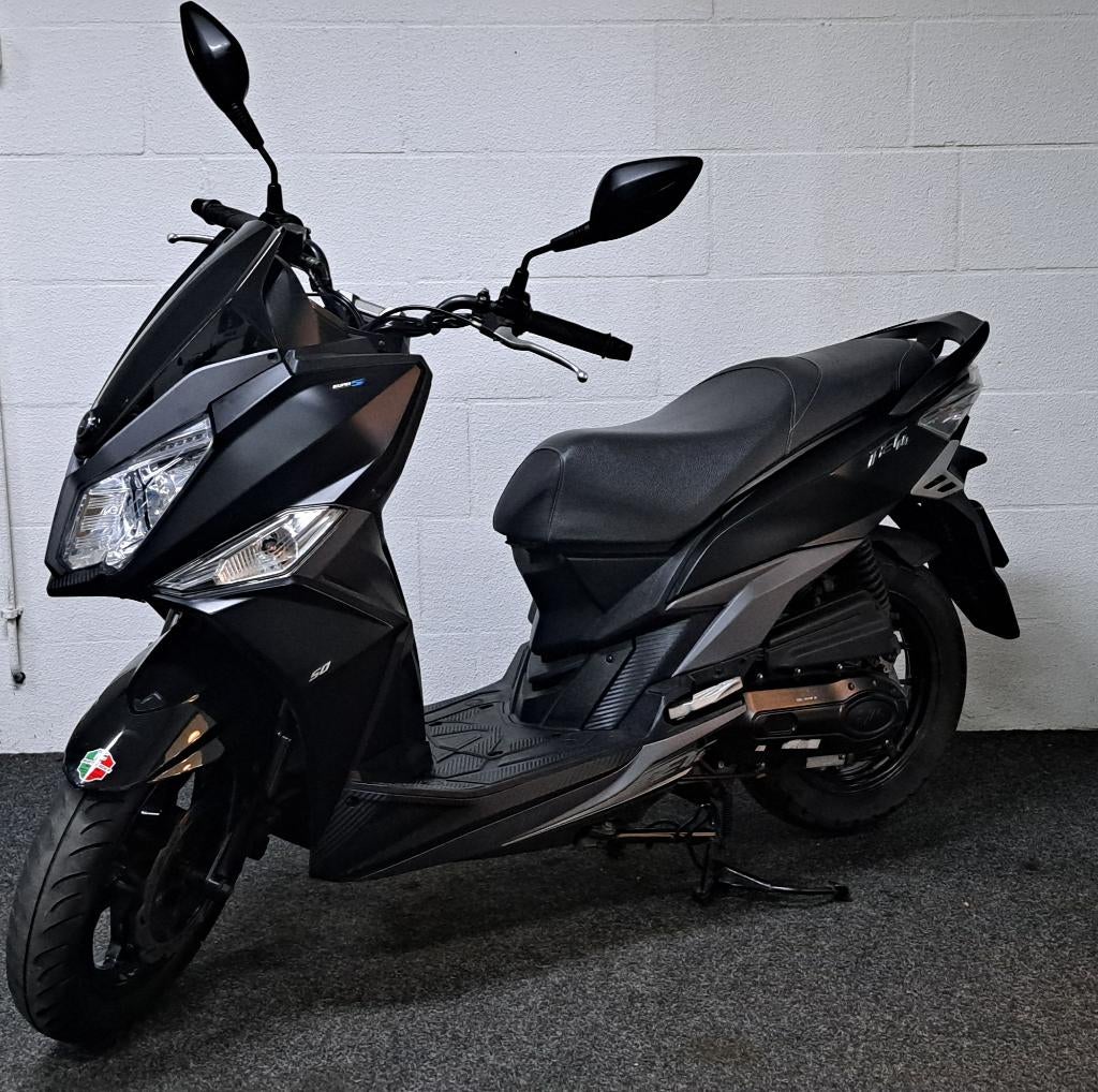 Met zwarte Sym Jet 14 bromscooter, Fietsen en Brommers, Scooters | SYM, Zo goed als nieuw, Overige modellen, Benzine, Ophalen