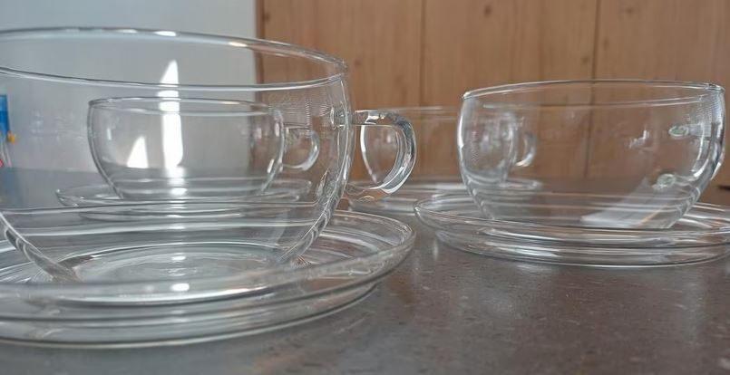 Vier grote glazen theekoppen met schotel, nieuw, Glas of Glazen, Nieuw, Ophalen of Verzenden, Glas