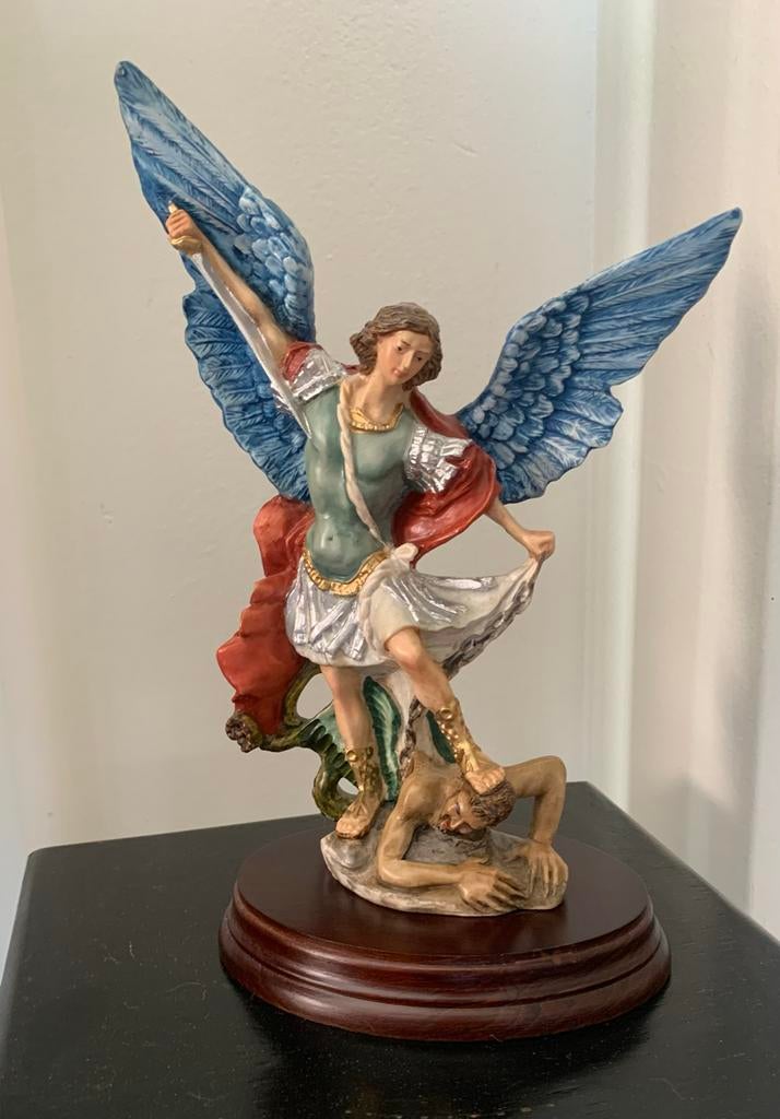 Beeld St. Michael verslaat Satan – religieus kunstwerk, 24cm, Antiek en Kunst, Ophalen
