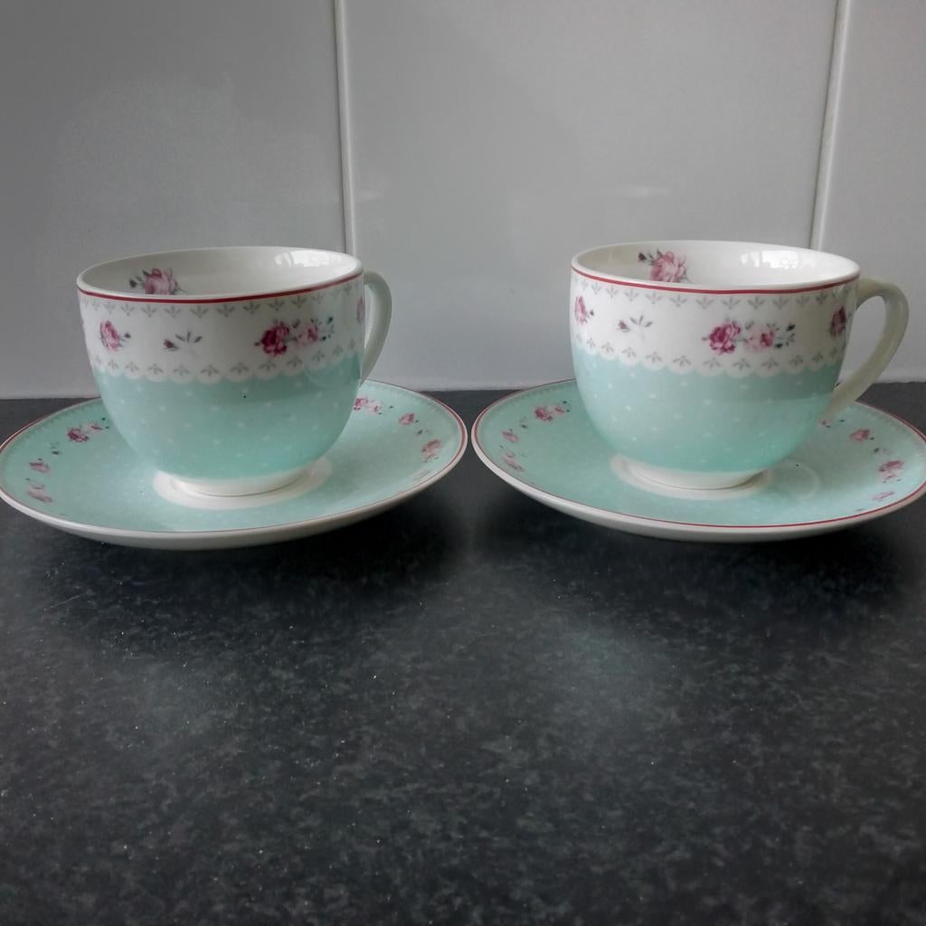 2 schattige kop en schotels met roosjes, Ophalen of Verzenden, Porselein, Overige stijlen, Kop(pen) en/of Schotel(s)