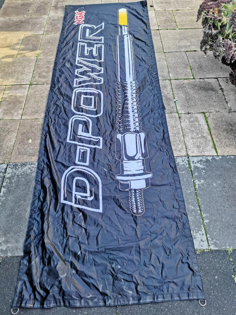 NGK grote (gloei) bougie vlag. 476 cm  96 cm., Verzamelen, Ophalen of Verzenden, Reclamebord