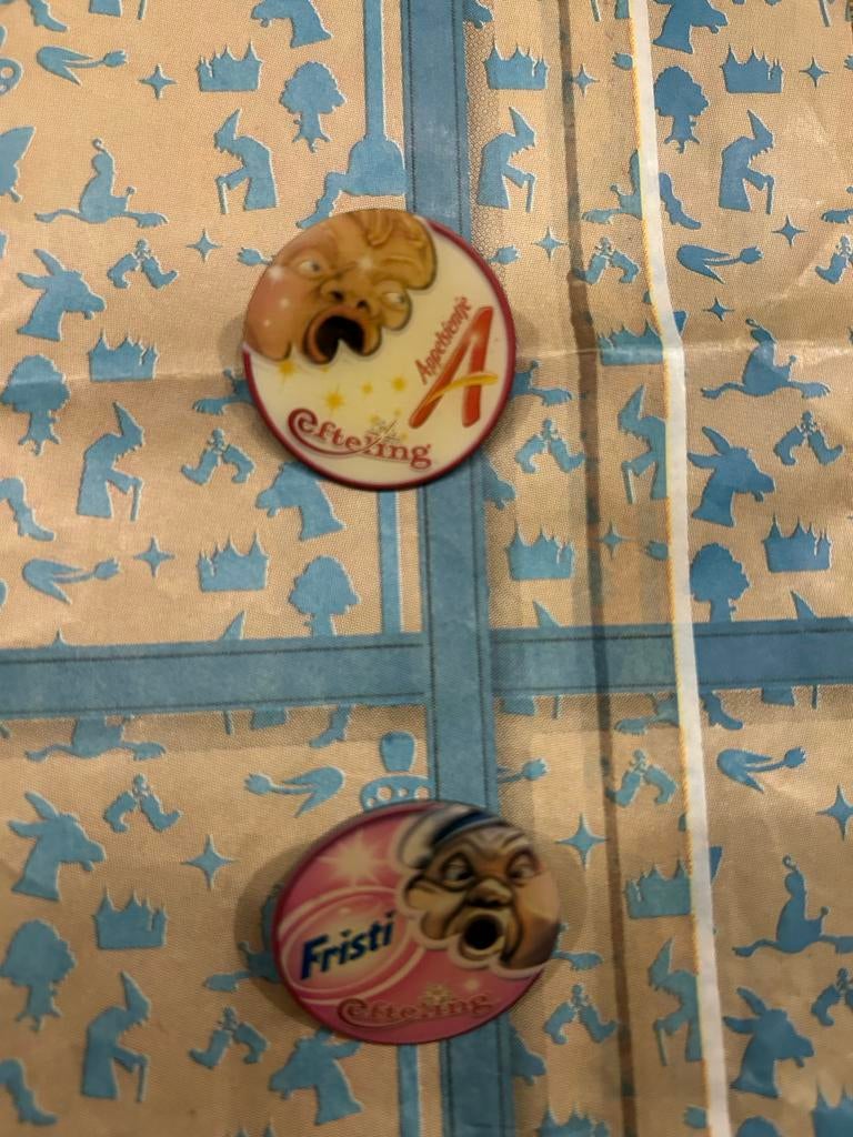 Efteling pins Fristi en Appelsientje, Ophalen of Verzenden, Zo goed als nieuw, Figuurtje, Speldje of Pin