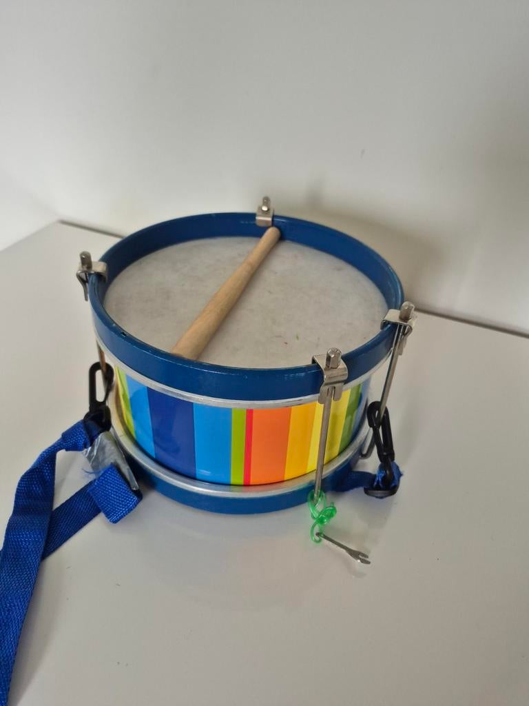 Kleurrijke kinder trommel met stok en draagriem, Muziek en Instrumenten, Ophalen of Verzenden, Gebruikt, Overige merken