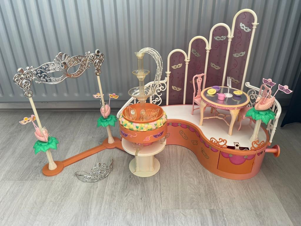 Barbie's fantasy palace, Kinderen en Baby's, Speelgoed | Poppen, Gebruikt, Barbie, Ophalen of Verzenden