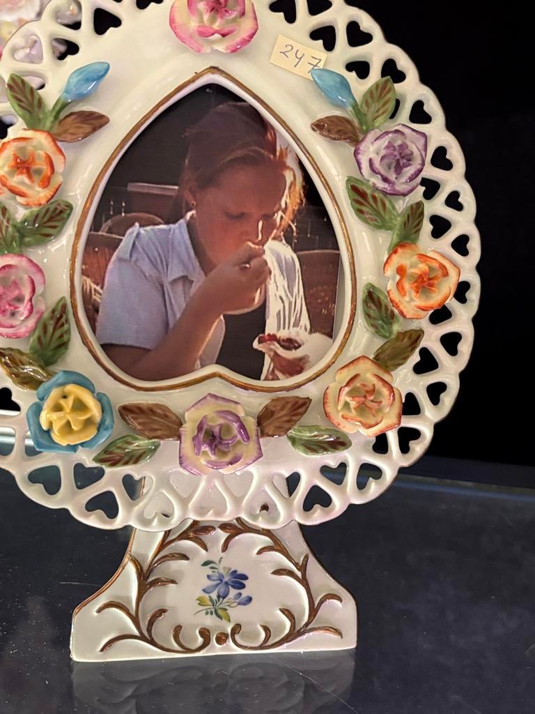 Uniek Dresden Porselein17/23 cm  Fotolijst hart  met Bloemen, Antiek en Kunst, Ophalen of Verzenden