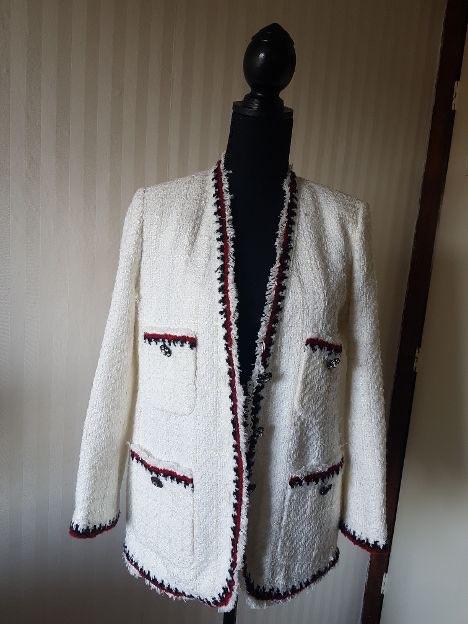 Zara wit boucle tweed jasje met mooie details, maat M 38., Kleding | Dames, Maat 38/40 (M), Verzenden, Zo goed als nieuw, Jasje