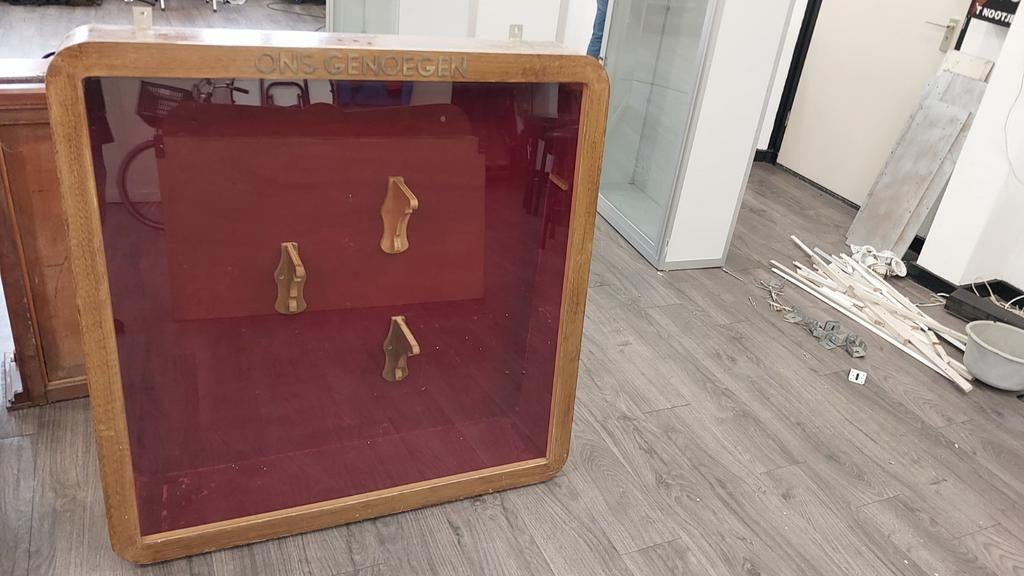 Prijzenkast met glazenleg platen, Gebruikt, 100 tot 150 cm, Ophalen of Verzenden, Glas