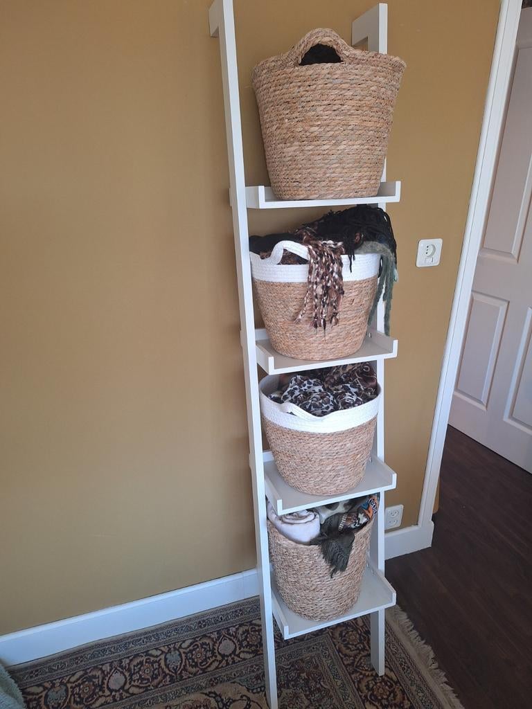 Hoog wandrek (1.80 cm)met 4 rieten manden, Ophalen