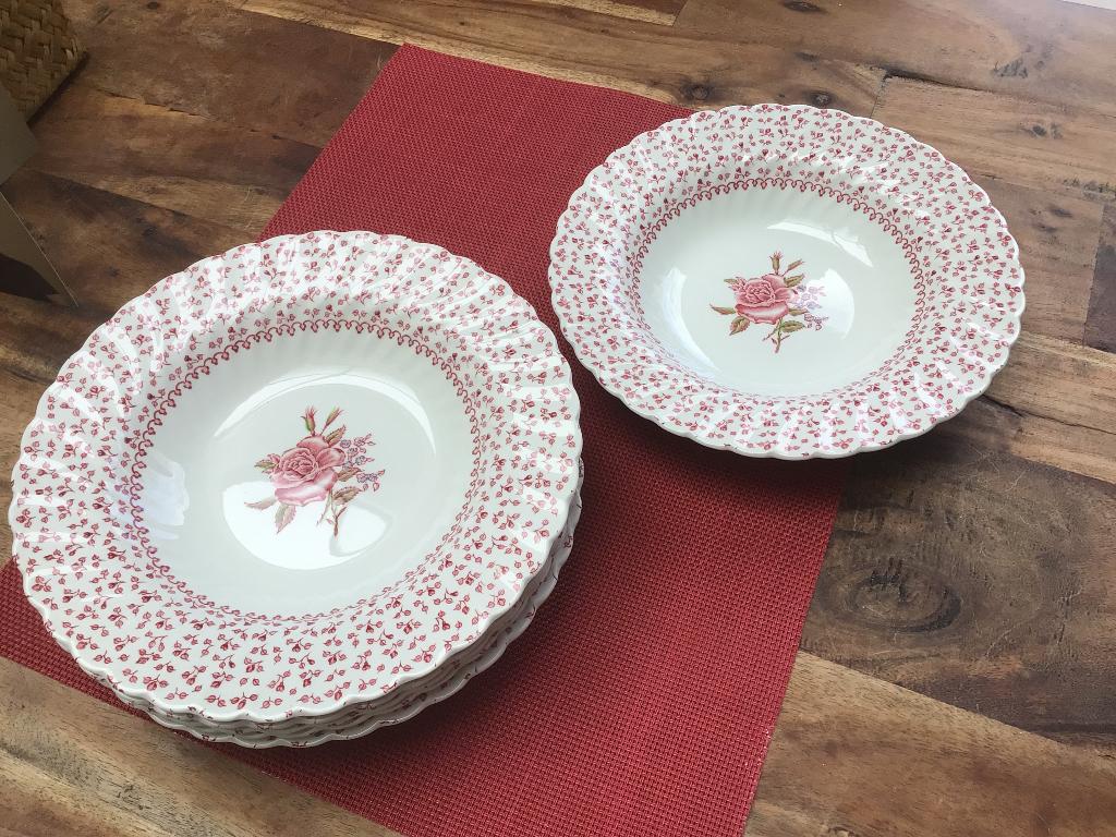 Johnson Bros Rose Bouquet vintage div.serviesdelen., Ophalen of Verzenden, Zo goed als nieuw, Bord(en), Overige stijlen