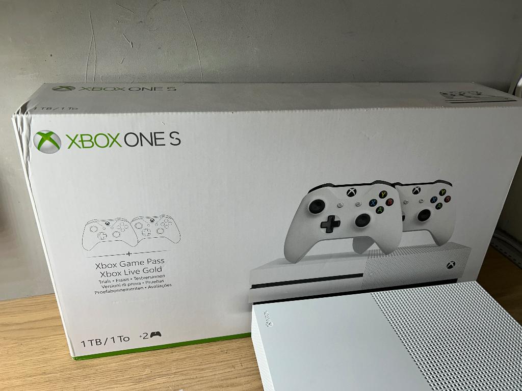 Xbox one S 1TB 2 Controllers in Doos Als nieuw, Ophalen of Verzenden, Zo goed als nieuw, 1 TB, Met 2 controllers