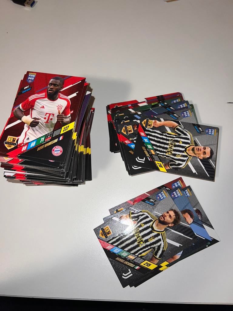 Panini FIFA 365 2024  kaarten lot 100+ voetbalkaarten, Ophalen of Verzenden, Zo goed als nieuw, Meerdere plaatjes