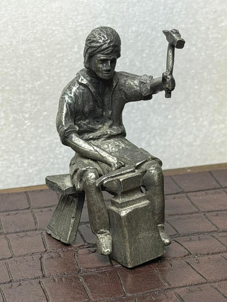 Tinnen beeldje van een smid, 7 cm groot, met stempel., Ophalen of Verzenden