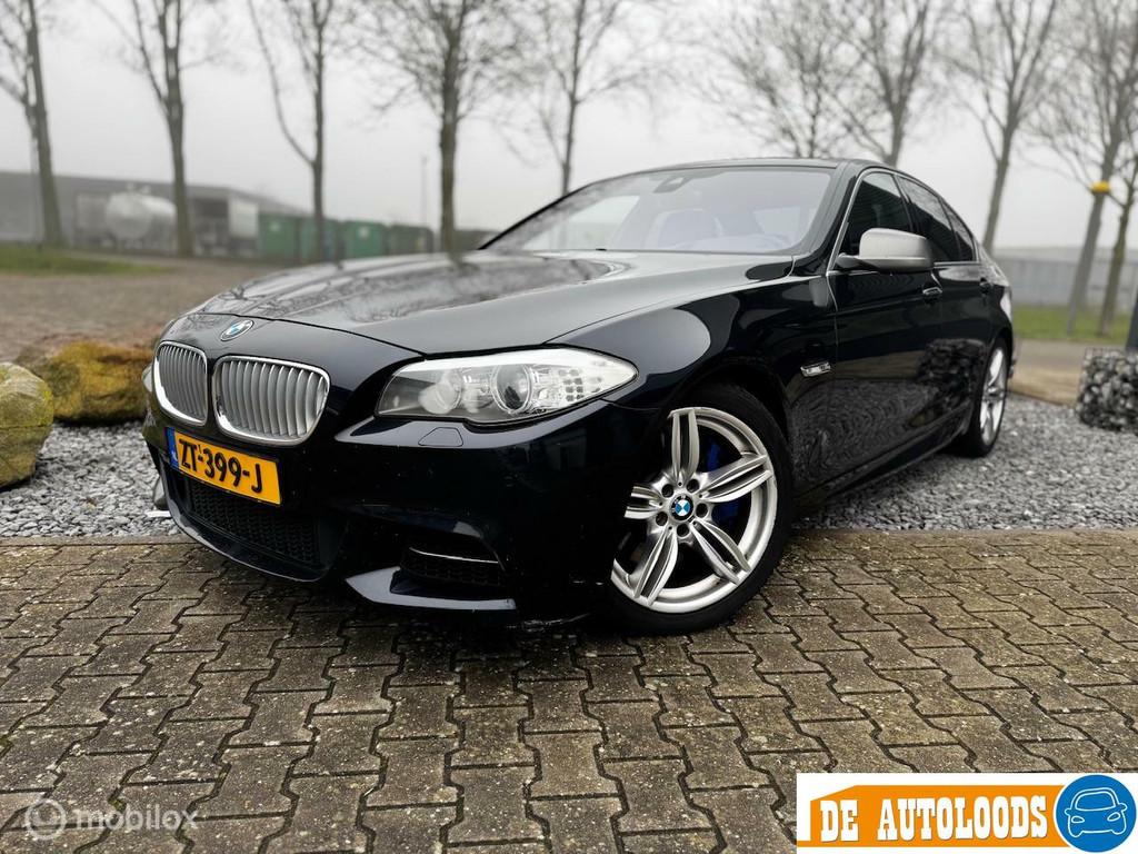 BMW 5-serie M550xd HUD Virtual Cockpit 311kw/424PK Breedset!, Auto's, BMW, Gebruikt, 2993 cc, 2000 kg, Zwart