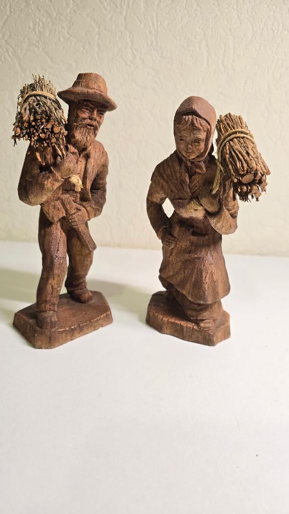 2 houten beeldjes 17 cm hoog mannetje en vrouwtje, Verzamelen, Beelden en Beeldjes, Ophalen of Verzenden, Zo goed als nieuw, Mens