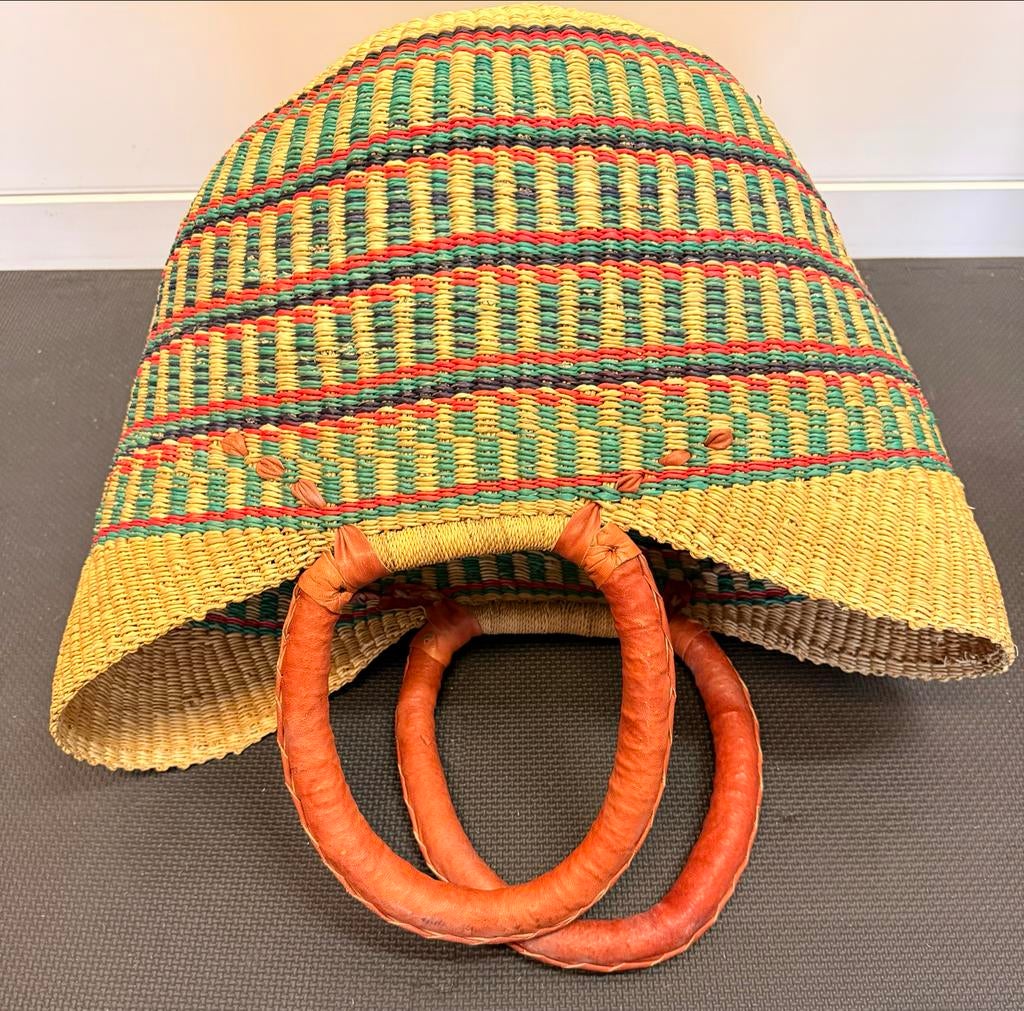 Kleurrijke Bolga Mand met Leren Handvatten, Huis en Inrichting, Woonaccessoires | Schalen en Manden, Gebruikt, Mand, Ophalen of Verzenden