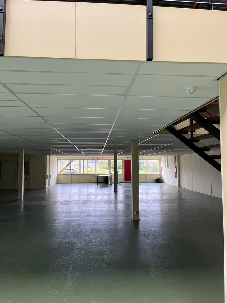 Systeemplafond ongeveer 325 m2, Ophalen