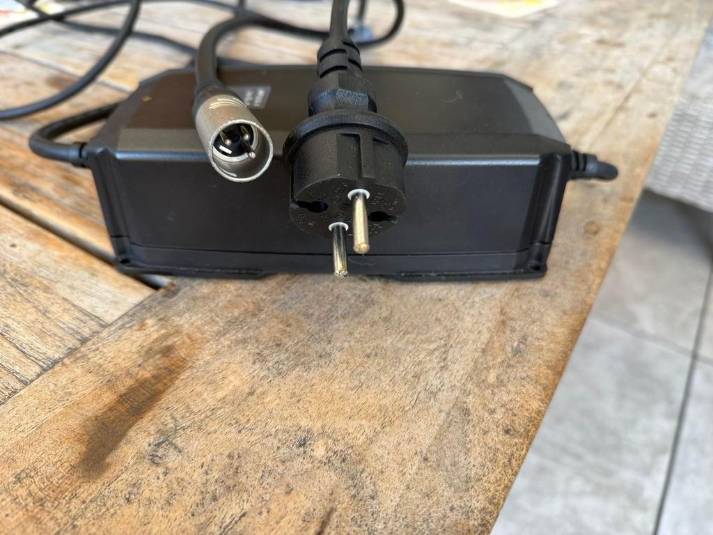 Oplader scootmobiel, Ophalen of Verzenden, Zo goed als nieuw