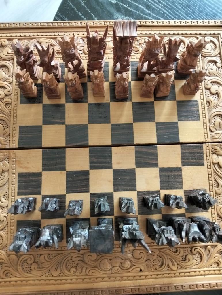 Uniek handgesneden houten schaakspel, Ophalen of Verzenden, Gebruikt, Schaken