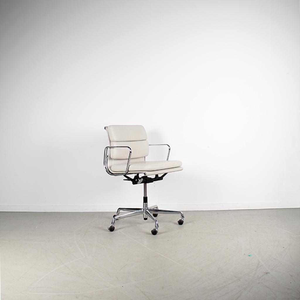 3x Vitra Eames Ea 217 Bureaustoel Softpad Clay – Chroom, Niet ingevuld, Niet ingevuld, Ophalen of Verzenden, Zo goed als nieuw