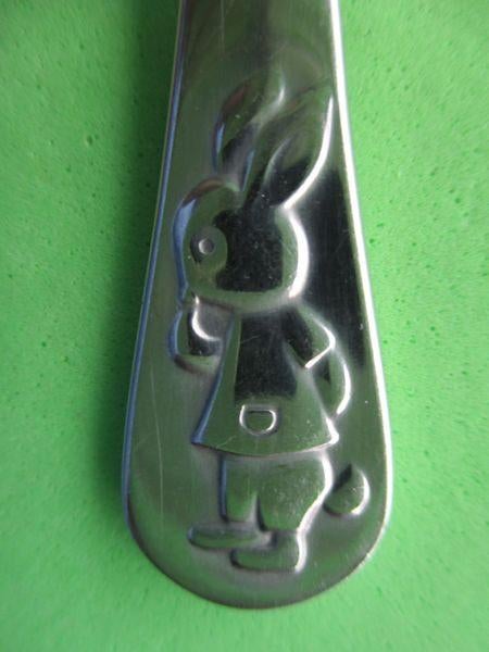 (KB5148) Kinderbestek Aangekleed konijntje lepel, Ophalen of Verzenden, Gebruikt