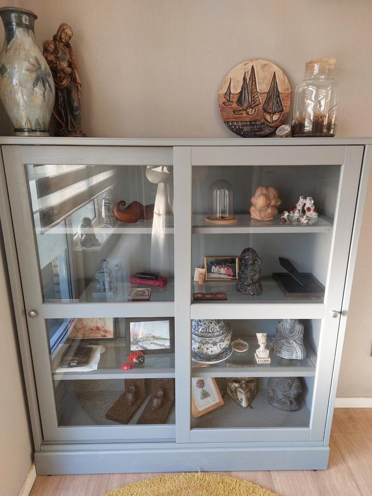 Ikea Idasen vitrinekast met schuifdeuren - Grijs, Huis en Inrichting, Kasten | Vitrinekasten, Ophalen, Met deur(en), 100 tot 150 cm