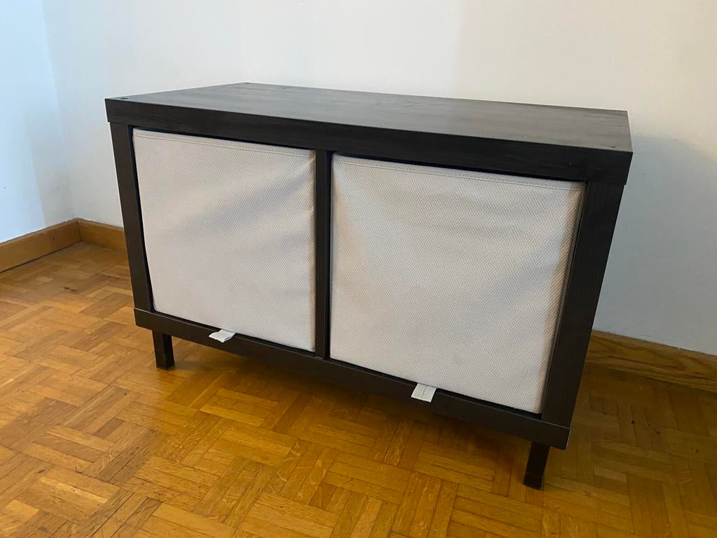 Zwart Kallax kastje op pootjes met manden, Huis en Inrichting, Kasten | Wandmeubels, Ophalen, Gebruikt, Minder dan 150 cm, Minder dan 100 cm