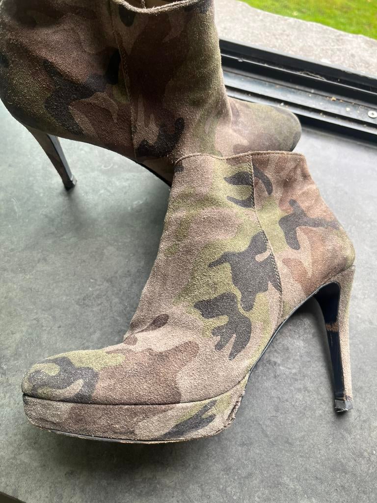 Laarzen en leuke merkkleding, Kleding | Dames, Schoenen, Ophalen of Verzenden, Zo goed als nieuw, Beige, Lage of Enkellaarzen
