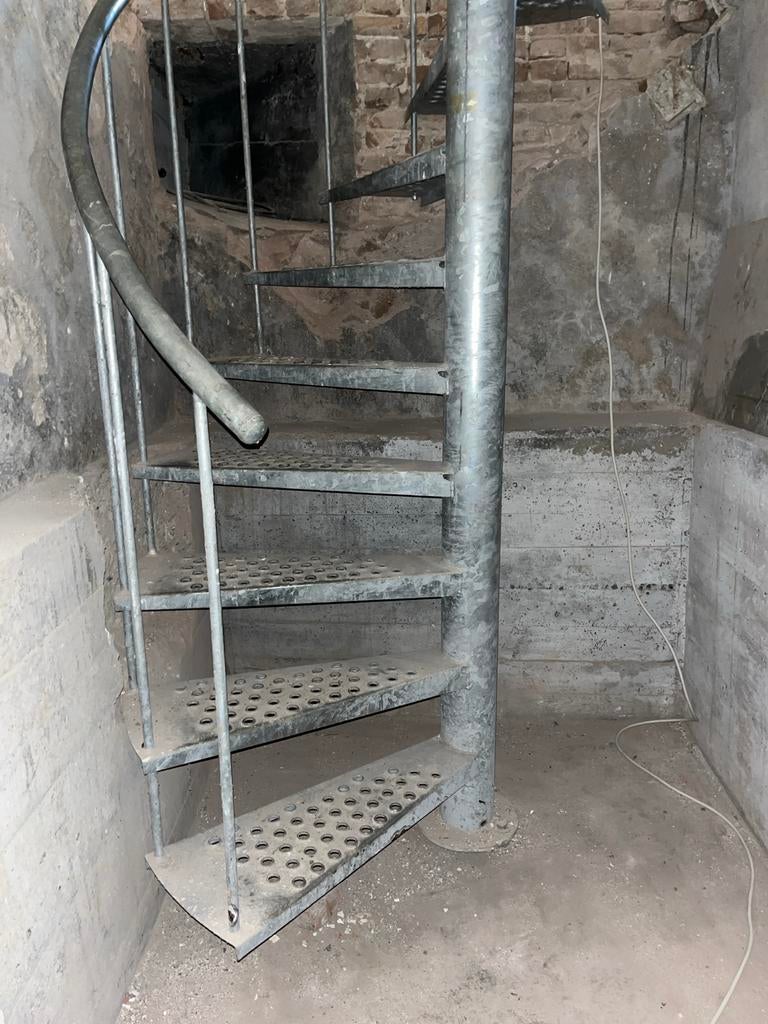 Metalen rechtsdraaiende wenteltrap, Doe-het-zelf en Verbouw, Ophalen, Zo goed als nieuw, IJzer