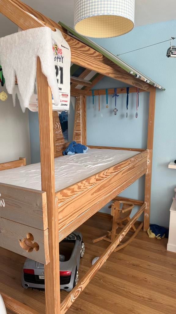 Halfhoogslaper met dak en ladder - Houten kinderbed, Kinderen en Baby's, Kinderkamer | Stapelbedden en Hoogslapers, Ophalen of Verzenden