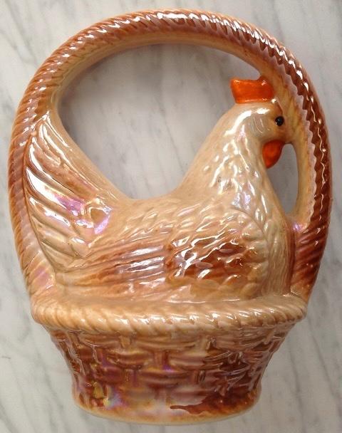 Kip in een mand lusterware keramiek, Verzamelen, Beelden en Beeldjes, Ophalen of Verzenden, Zo goed als nieuw, Dier