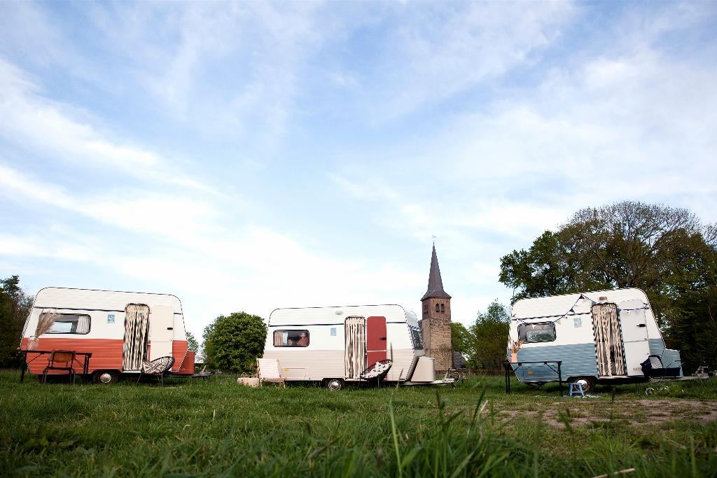 Retro caravan Knaus Komfort, helemaal opgeknapt!, Caravans en Kamperen, Caravans, Koelkast, Vast bed, Treinzit, Particulier