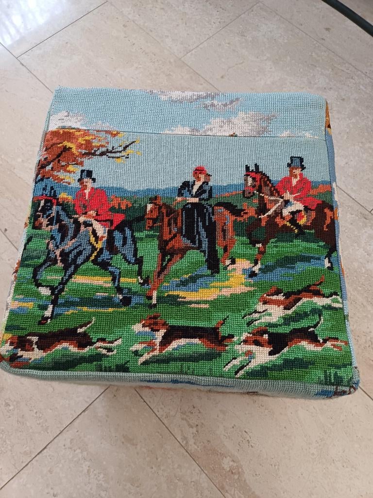 Poef met diverse borduurwerken ,,Paarden/jacht,,, Minder dan 50 cm, Vierkant, Nieuw, Minder dan 50 cm