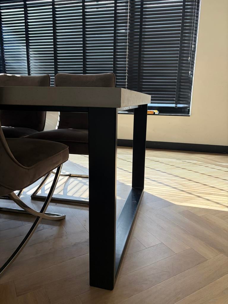 Eettafel betonlook met zwarte poten, Ophalen, Gebruikt, Metaal