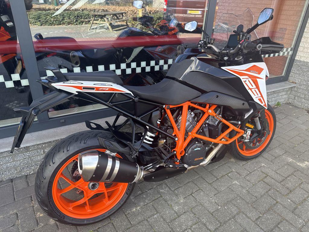 KTM 1290 SUPER DUKE GT 2019 - foto 3