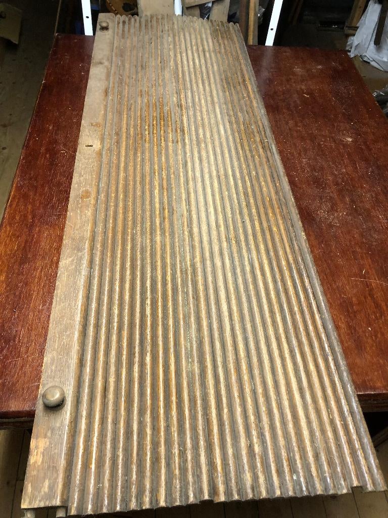 rolluik van antiek bureau of kast, Ophalen