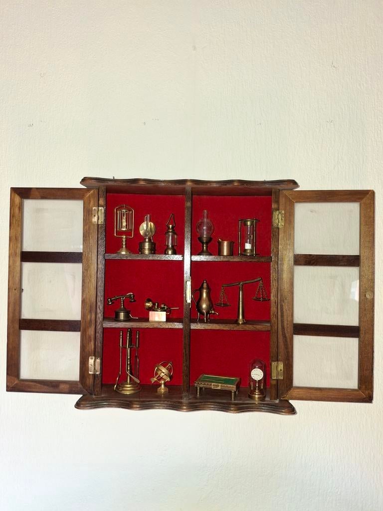 Vintage houten vitrinekastje met rode fluwelen achterwand, Huis en Inrichting, Kasten | Vitrinekasten, Glas, Vintage, Klassiek