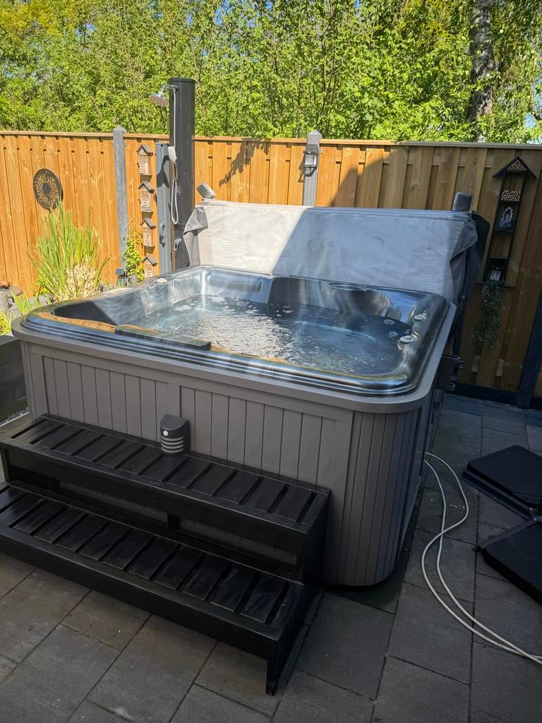 Jacuzzi 210x210 met TV, radio, jets, bubbels en verlichting, Ophalen, Filter, Gebruikt, Huismus