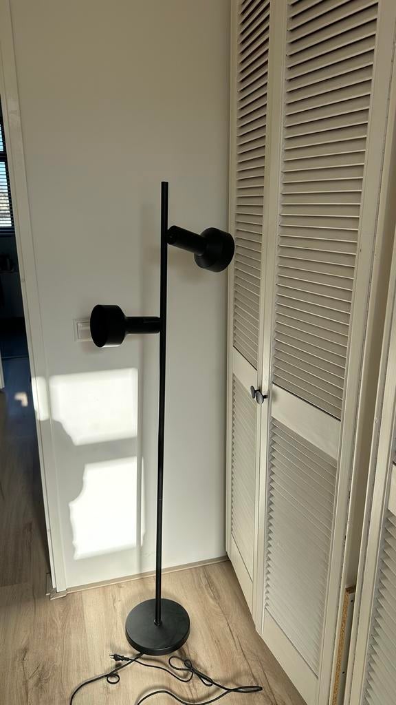 Zwarte vloerlamp van Karwei - Goede staat, Huis en Inrichting, Lampen | Vloerlampen, Ophalen, Zo goed als nieuw, Metaal, 150 tot 200 cm