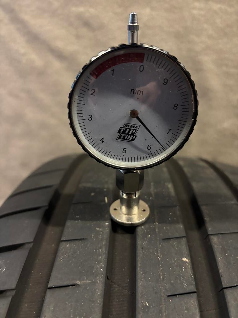 Diverse sets 235-40-19 2 of 4 Stuks A-Merken Zomerbanden, Gebruikt, 235 mm, Band(en), Personenwagen