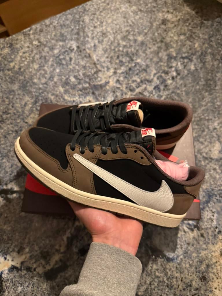 Jordan 1 Retro Low OG SP Travis Scott Mocha, Bruin, Nieuw, Ophalen of Verzenden, Sneakers of Gympen