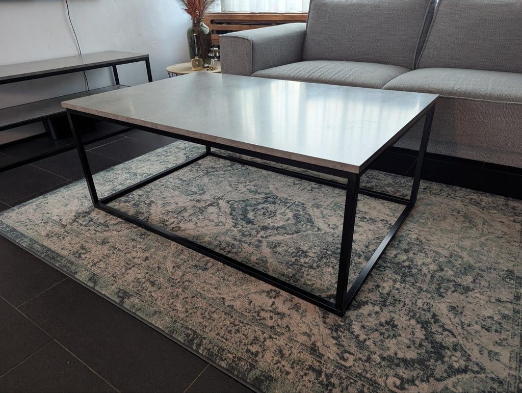 Moderne salontafel met betonnen look blad en metalen frame, Ophalen, 100 tot 150 cm, Modern, Industrieel, Overige materialen