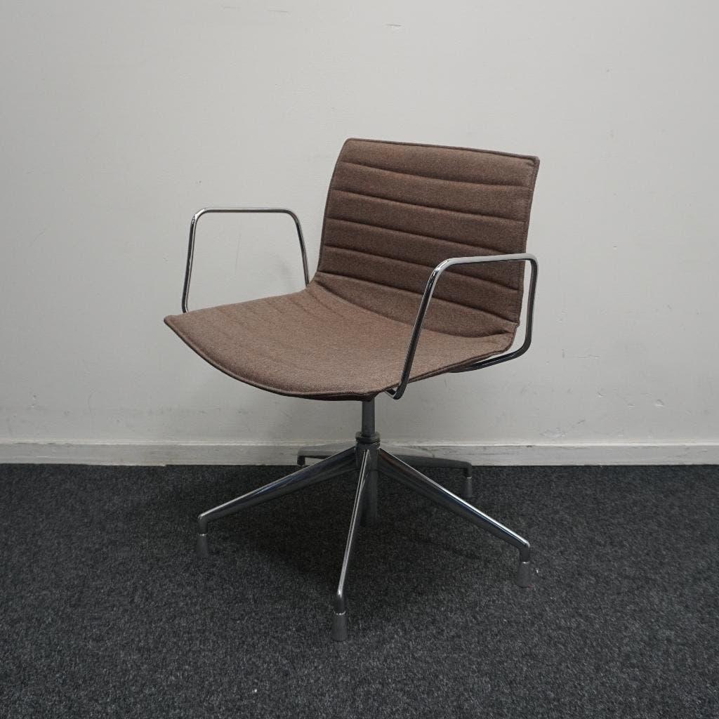 Arper Catifa 53 Design Vergaderstoelen | Bruin | Draaibaar, Gebruikt, Ophalen of Verzenden, Stof, -
