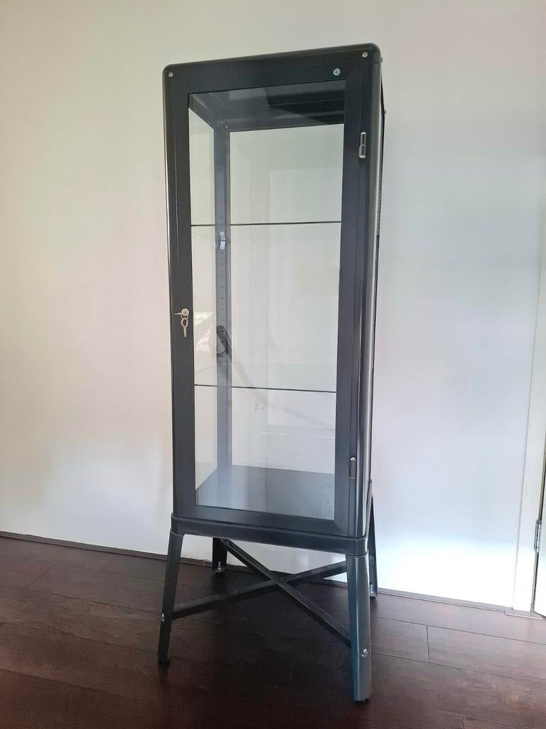 FABRIKÖR Vitrinekast, donkergrijs, 57x150 cm, Ophalen, 50 tot 100 cm, Zo goed als nieuw, 150 tot 200 cm